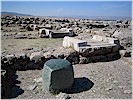 G�ney depolar�ndan birindeki ye�il ta� ve arkada depo odalar�n�n e�ik ta�lar� - T. Bilgin, 2006